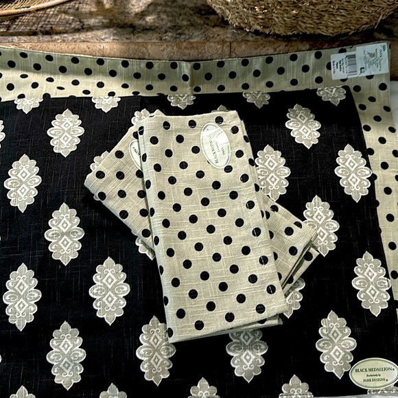 NWT set of 2 Blk Medallion reversible linen placemats w/2Matching Lg napkins NEW - Picture 2 of 8